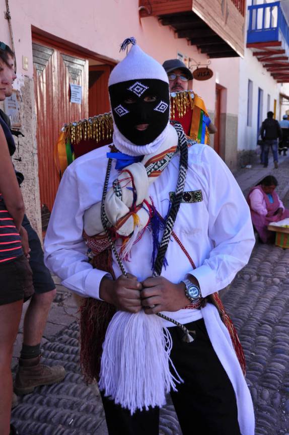Vestido para a festa cívica em Pisac, no Valle Sagrado, nas proximidades de Cusco, no Peru